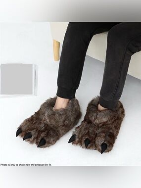 GMC KIDS GRIZZLY BEAR FEET SLIPPERS - PAWS SMALL 13/1 (NEW WITH TAGS)